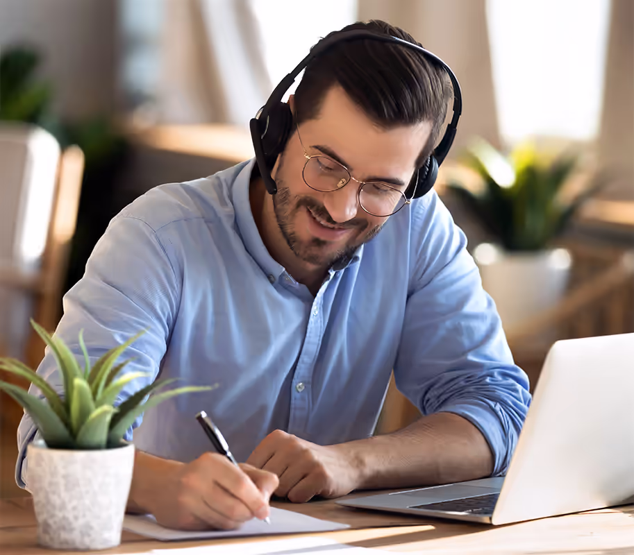 Employee taking the AI literacy training on a laptop at home